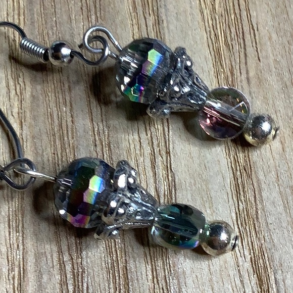 Traces of Elegance Earrings. - Picture 2 of 2